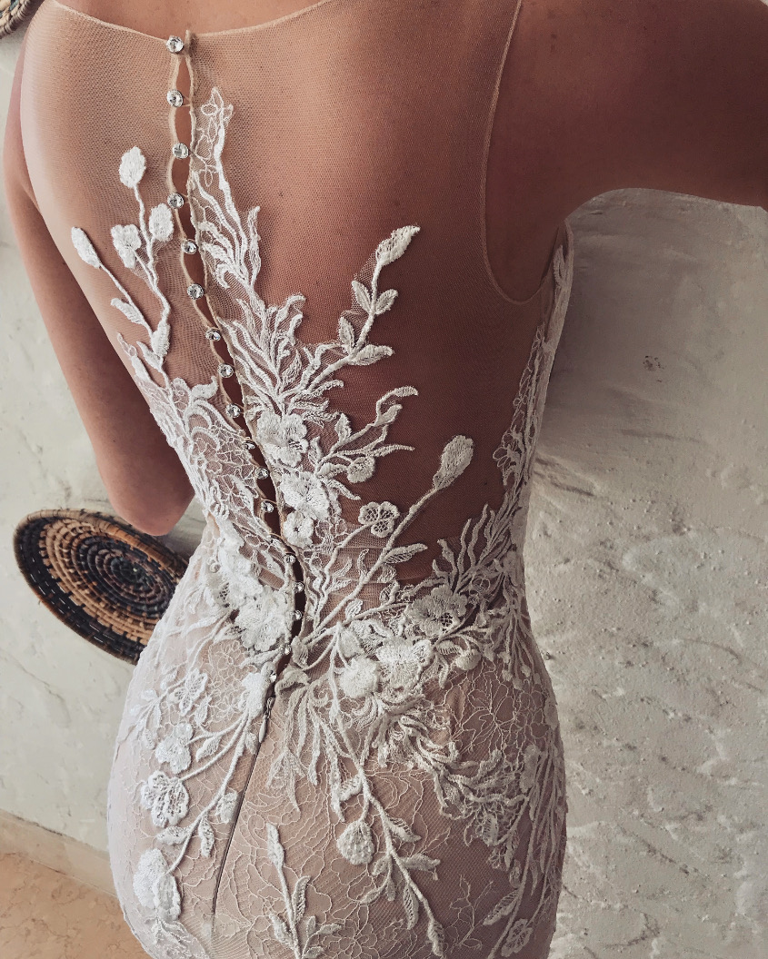 A Nixie esküvői ruha is tartalmaz újítást, mely a bőrszínű tüll, így a csipke minta olyan, akárcsak a bőrön lenne.